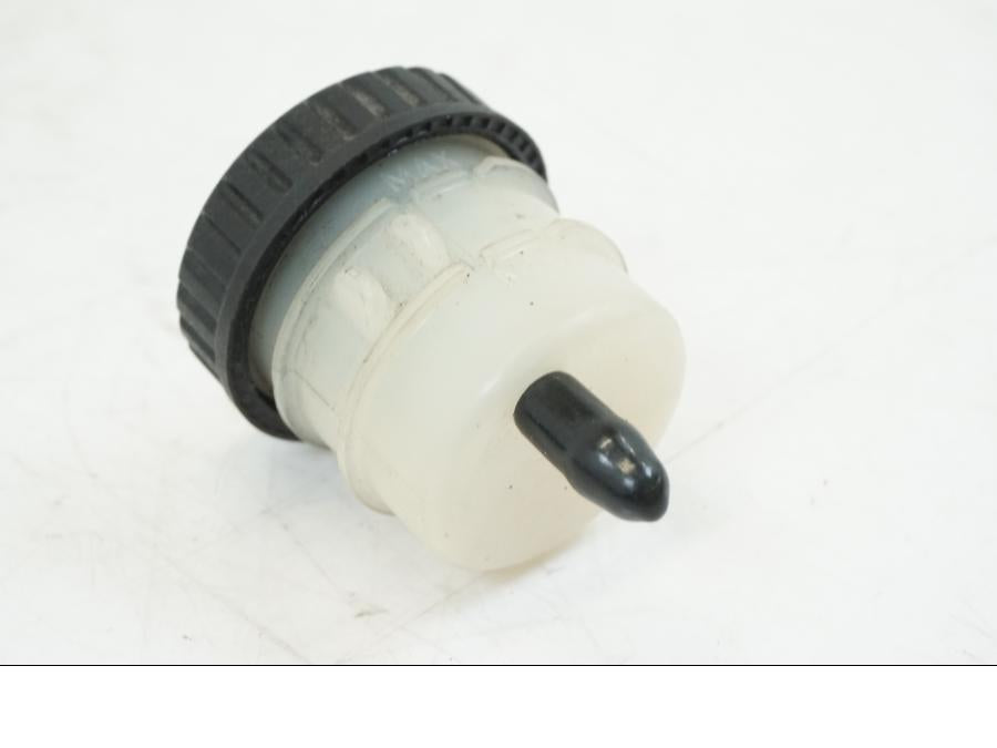 Baksidan på Bromsvätskebehållare från en BMW K 1200 LT -2004 motorcykel.