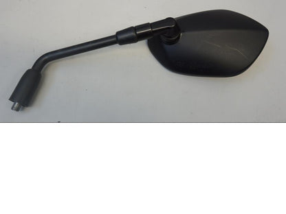 Baksidan på Backspegel från en Suzuki SFV 650 A Gladius -2012 motorcykel.