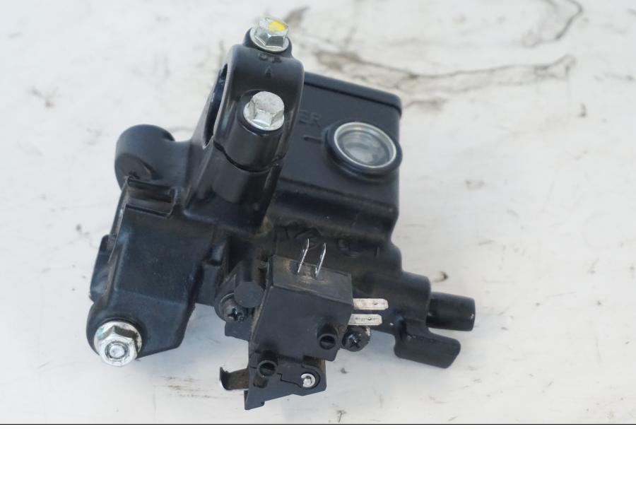 Snett nerifrån på Bromshuvudcylinder från en Honda SH 300 A -2011 scooter.