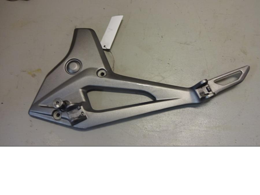 Framsidan på Fotpinnefäste från en Honda NC 750 S -2017 motorcykel.