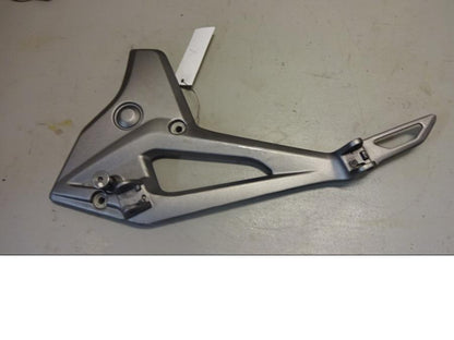 Framsidan på Fotpinnefäste från en Honda NC 750 S -2017 motorcykel.