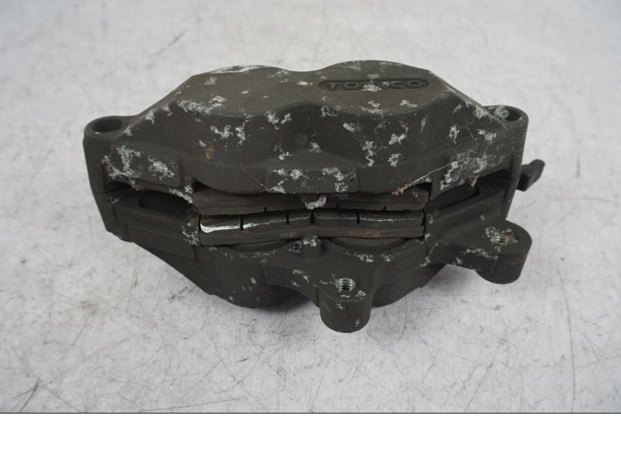 Snett nerifrån på Bromsok från en BMW R 850 R -2004 motorcykel.