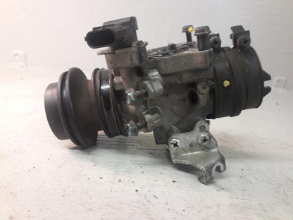 Höger sida på Spjällhus från en Honda CBR 125 R -2008 motorcykel.