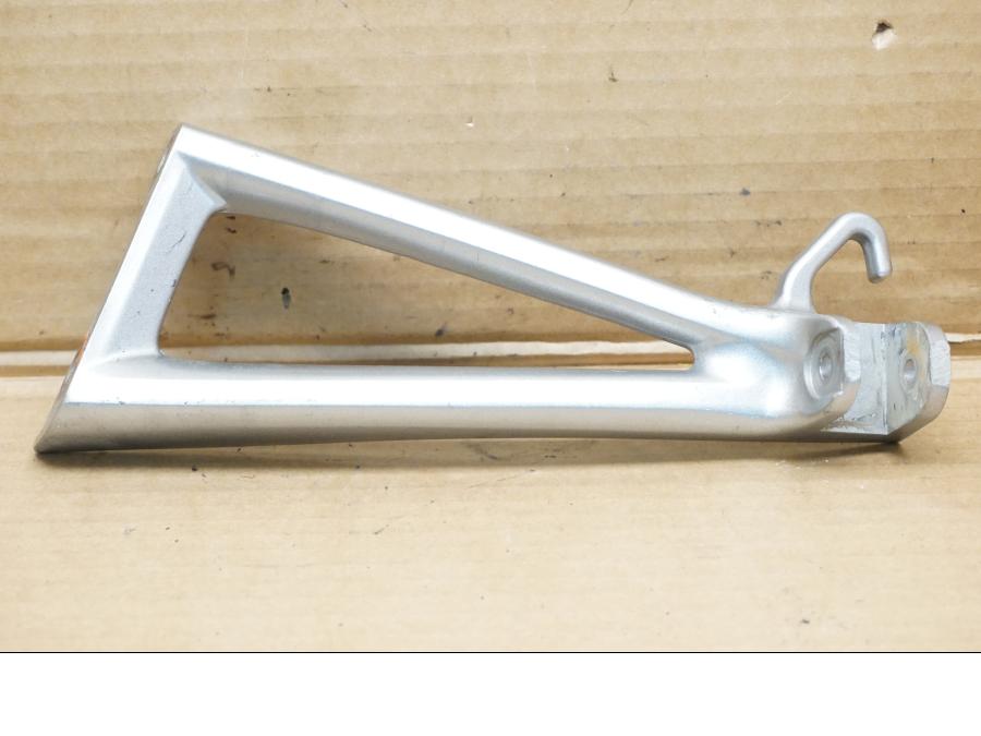 Framsidan på Fotpinnefäste från en Yamaha YZF R6 -2008 motorcykel.