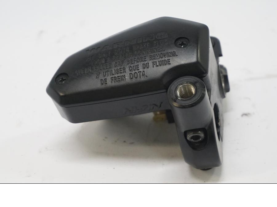 Baksidan på Bromshuvudcylinder från en Kawasaki Z 900 -2019 motorcykel.