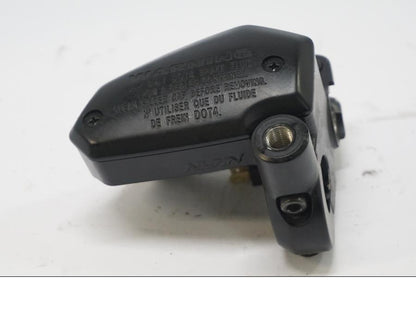 Baksidan på Bromshuvudcylinder från en Kawasaki Z 900 -2019 motorcykel.