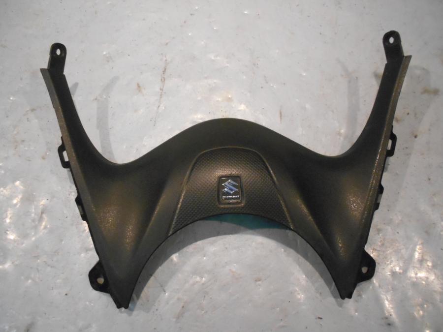 Framsidan på Bensintankskåpa från en Suzuki DL 650 -2013 motorcykel.