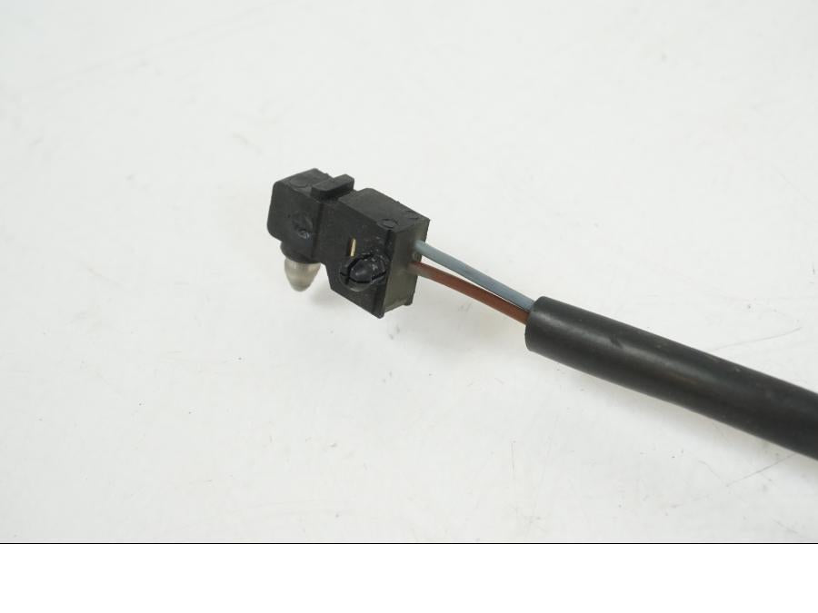 Baksidan på Bromsljuskontakt från en KTM 990 SM -2009 motorcykel.