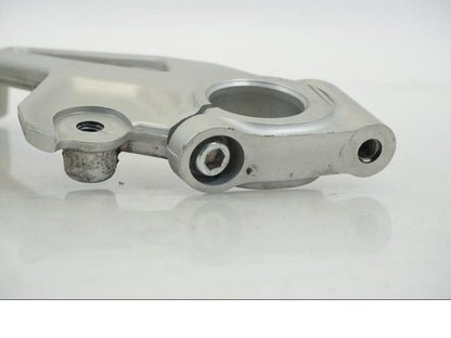 Extrabild1 på Fotpinnefäste inre från en Ducati Streetfighter V4 -2020 motorcykel.