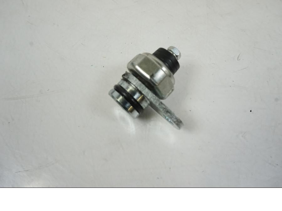 Baksidan på Oljetryckgivare från en Yamaha MT-10 -2022 motorcykel.