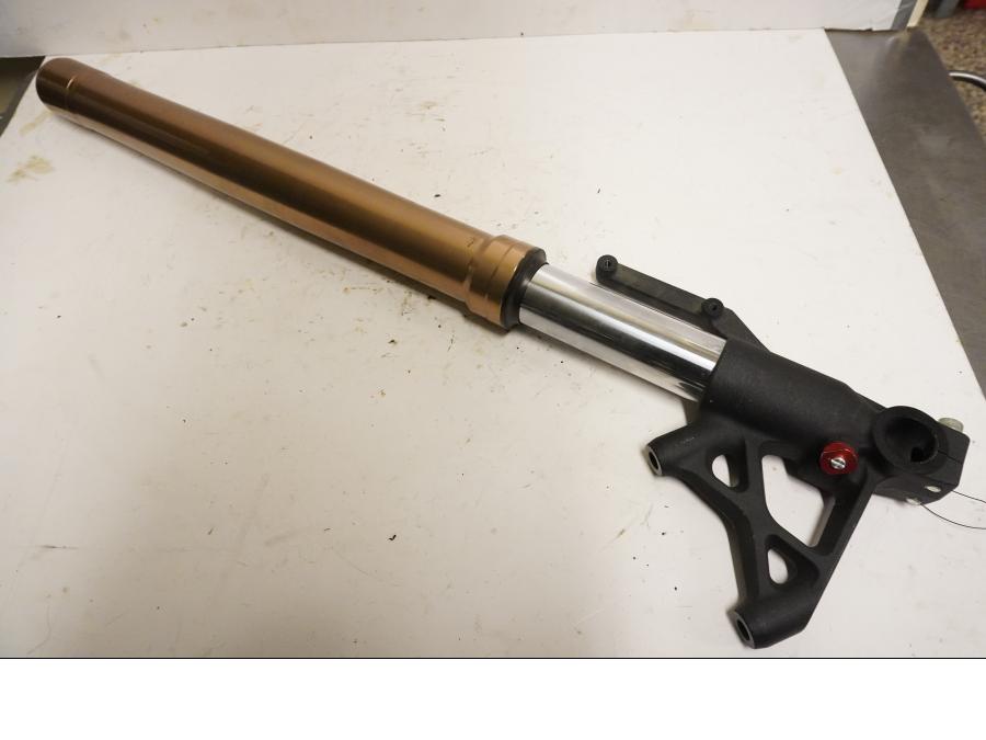 Framsidan på Gaffelben från en Triumph Speed Triple -2011 motorcykel.