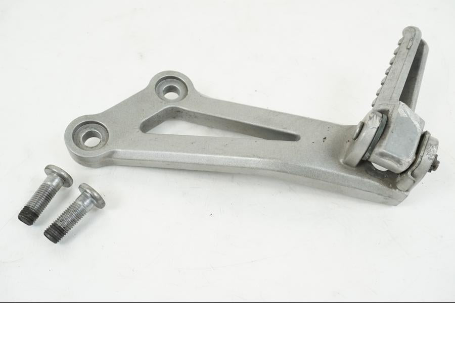 Framsidan på Fotpinnefäste från en Kawasaki Z 750 -2006 motorcykel.