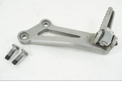 Framsidan på Fotpinnefäste från en Kawasaki Z 750 -2006 motorcykel.