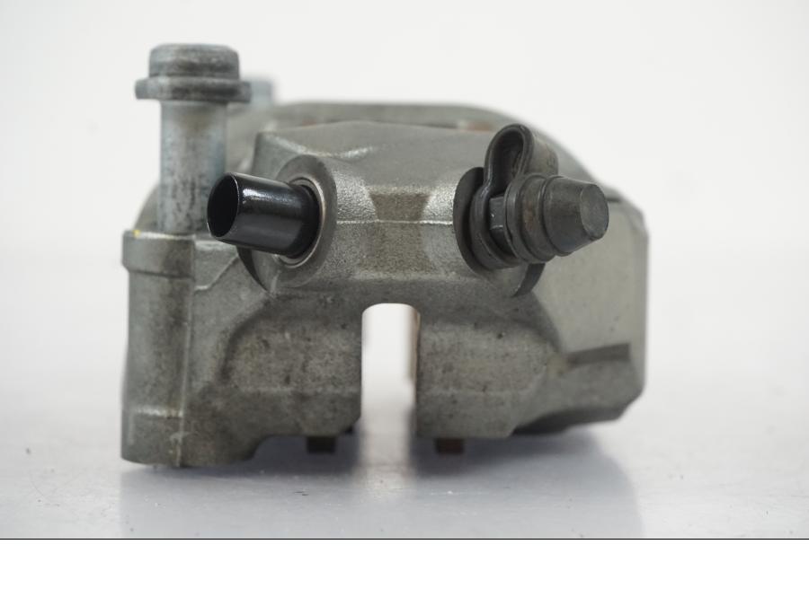 Vänster sida på Bromsok från en KTM 1290 Super Duke R -2022 motorcykel.