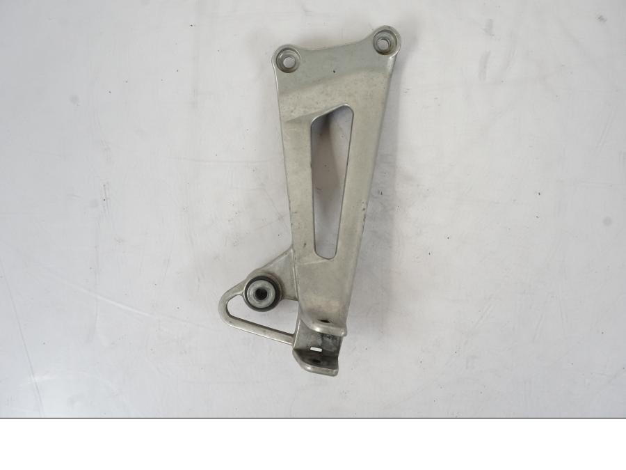 Baksidan på Fotpinnefäste från en Honda VFR 750 -1994 motorcykel.