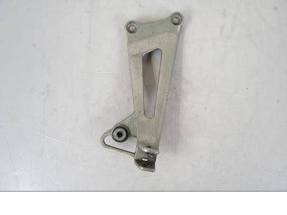 Baksidan på Fotpinnefäste från en Honda VFR 750 -1994 motorcykel.