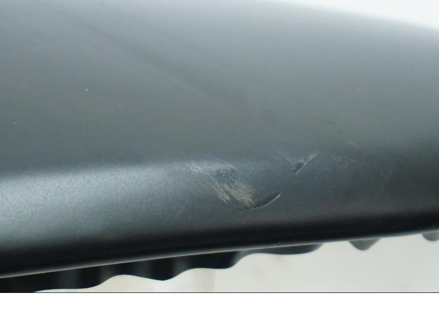 Snett nerifrån på Sadel från en Kawasaki Z 800 -2013 motorcykel.