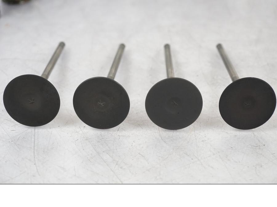 Extrabild2 på Insugsventil från en Kawasaki Z 900 -2019 motorcykel.