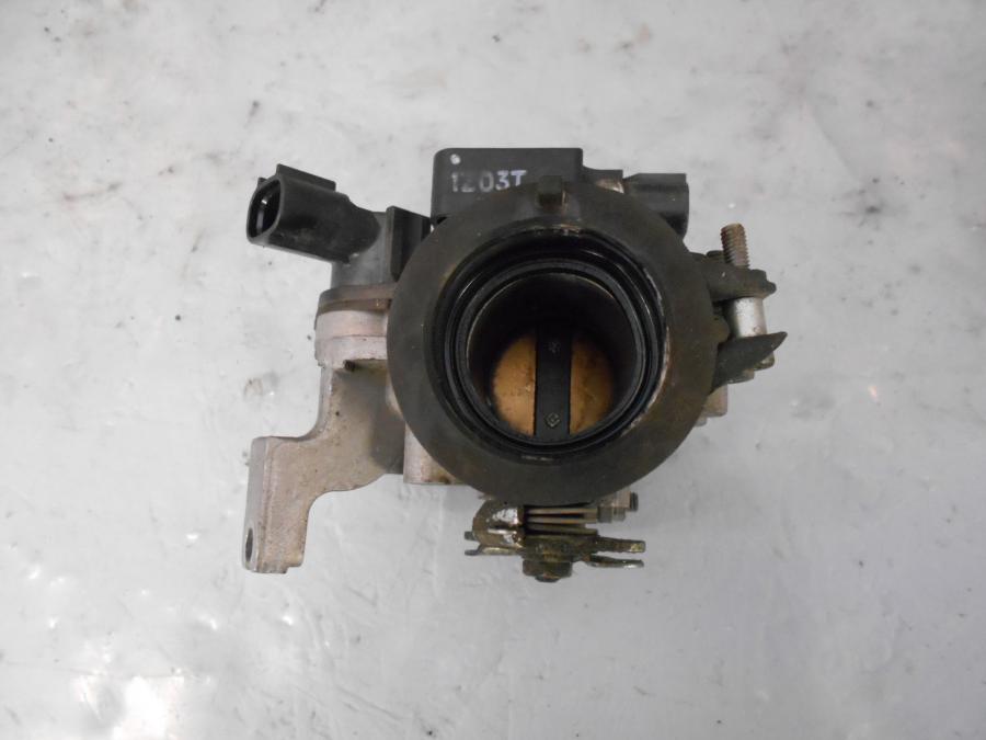 Framsidan på Spjällhus från en Yamaha YZF-R 125 -2012 motorcykel.