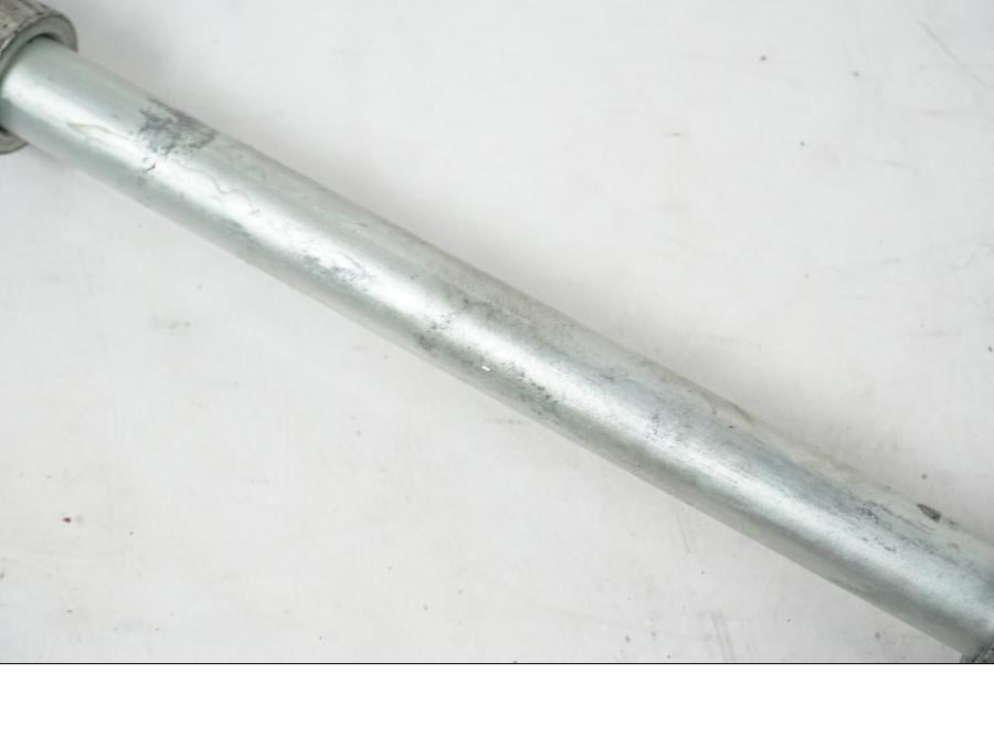 Snett uppifrån på Axel från en H-D Softail FXCW Rocker -2008 motorcykel.