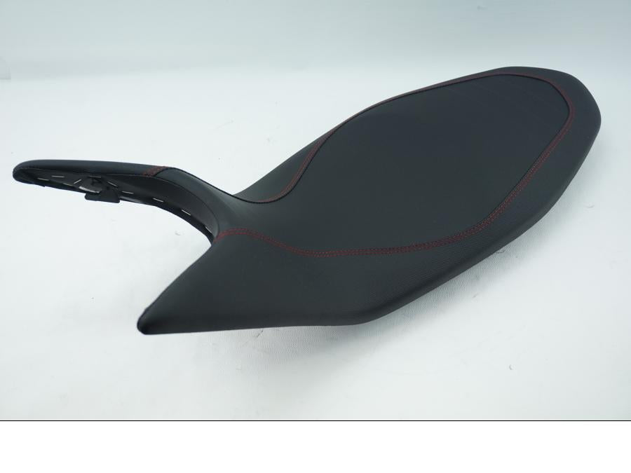 Baksidan på Sadel från en Ducati Hyperstrada -2014 motorcykel.