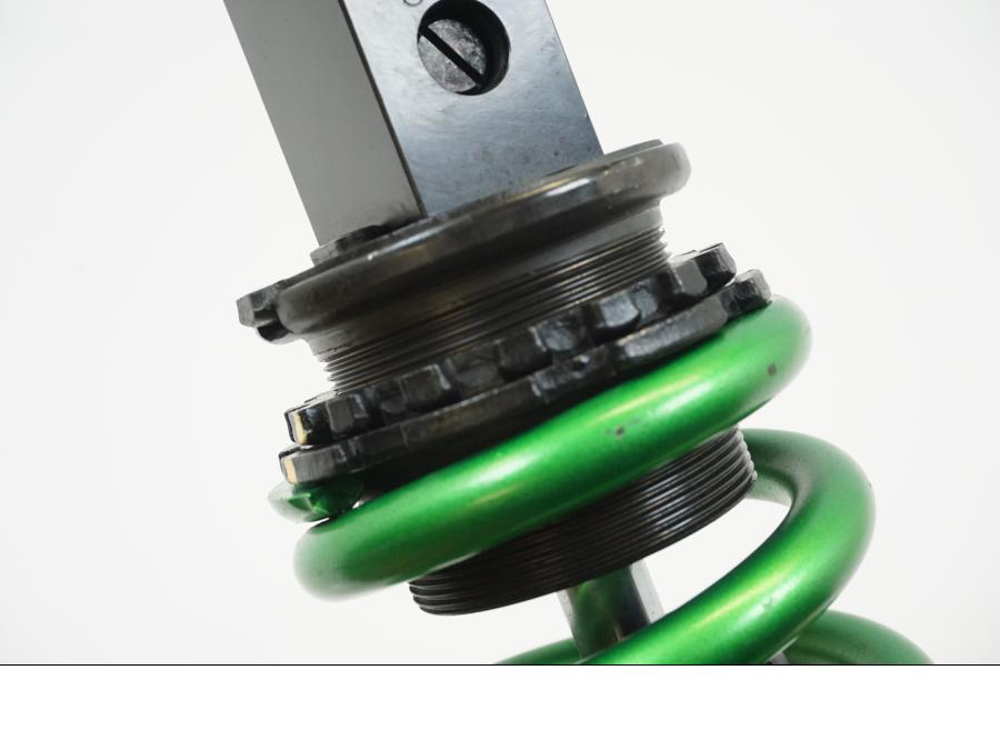 Snett nerifrån på Stötdämpare från en Kawasaki Z 1000 -2014 motorcykel.