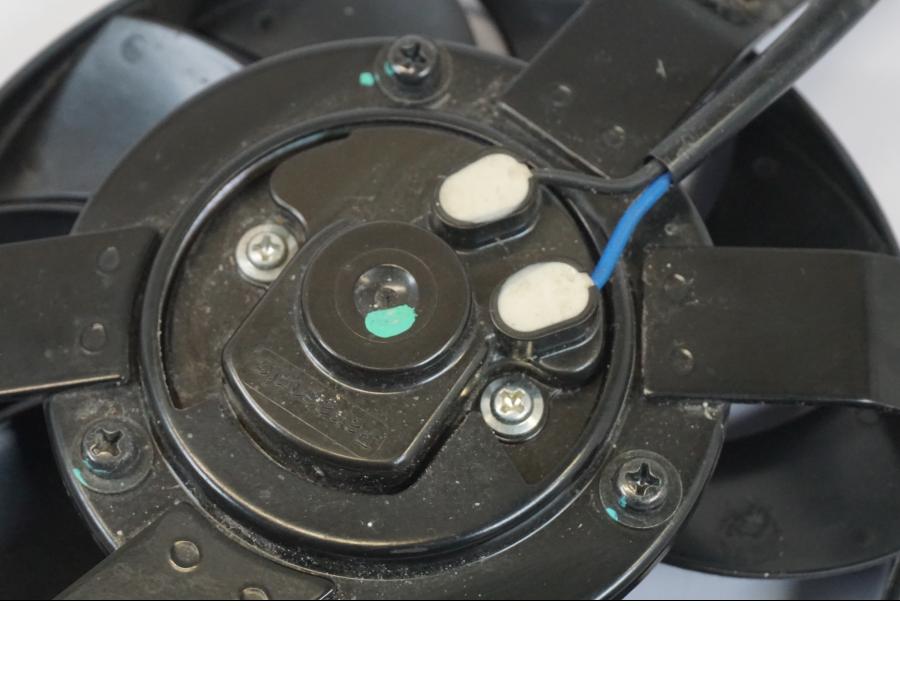 Snett nerifrån på Vattenkylfläkt från en Triumph Trident -2021 motorcykel.