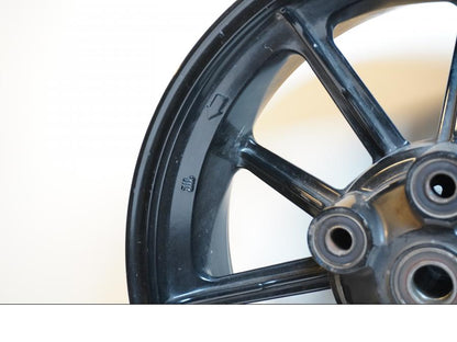 Snett uppifrån på Fälg från en Ducati Scrambler 800 -2016 motorcykel.