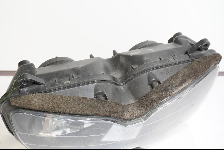 Baksidan på Strålkastare från en Honda CBR 900 RR -1997 motorcykel.