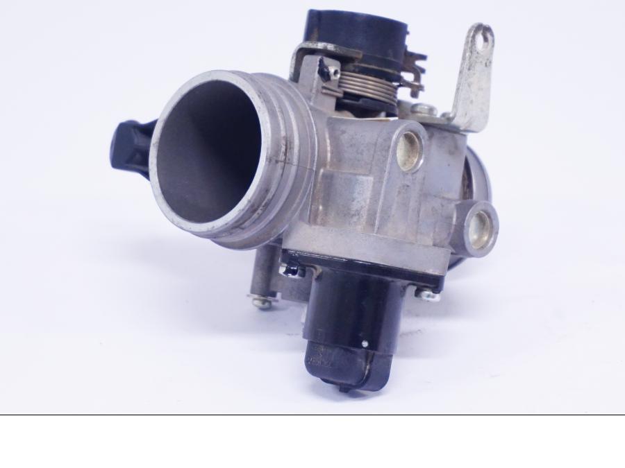 Snett nerifrån på Spjällhus från en BMW G 650 GS -2011 motorcykel.