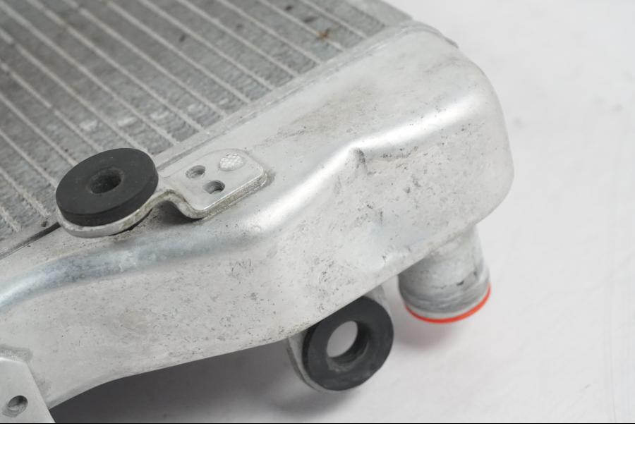 Höger sida på Vattenkyl från en Kawasaki ER-6N ABS -2010 motorcykel.