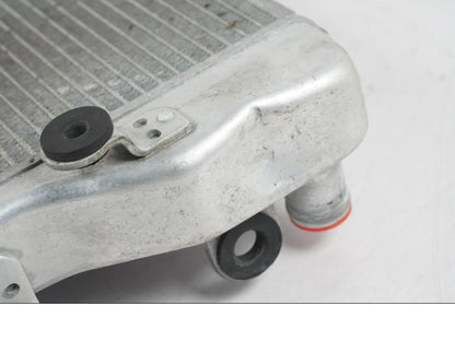 Höger sida på Vattenkyl från en Kawasaki ER-6N ABS -2010 motorcykel.