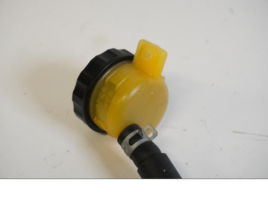 Höger sida på Bromshuvudcylinder från en Kawasaki ZX-9R -1994 motorcykel.