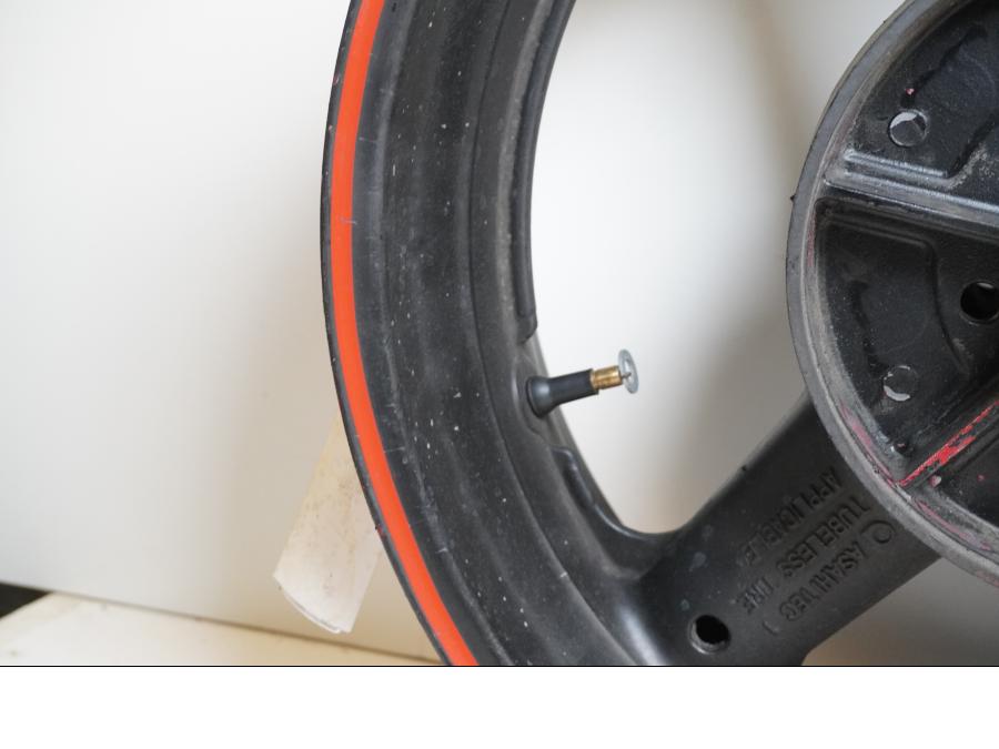 Extrabild6 på Fälg från en Suzuki GSX-R 750 -1995 motorcykel.