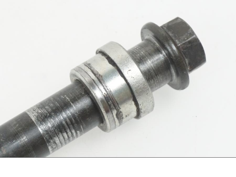 Baksidan på Axel från en Yamaha XJ 900 -1997 motorcykel.