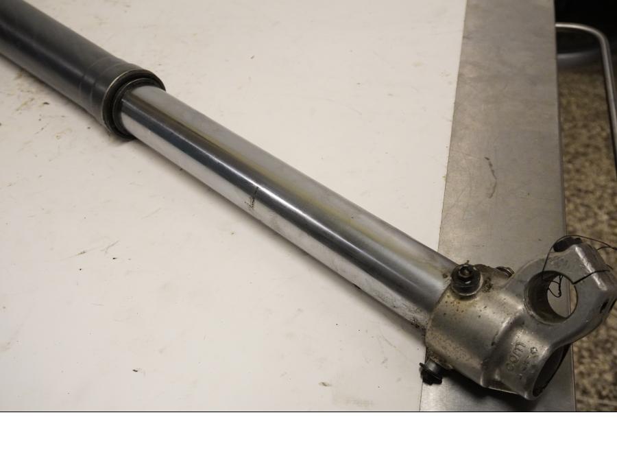 Snett nerifrån på Gaffelben från en KTM 625 SC SM -2002 motorcykel.