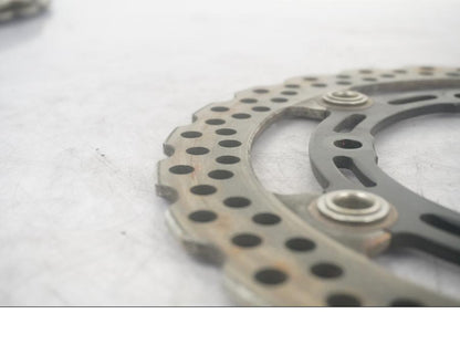 Snett uppifrån på Bromsskiva från en Kawasaki Z 900 -2017 motorcykel.