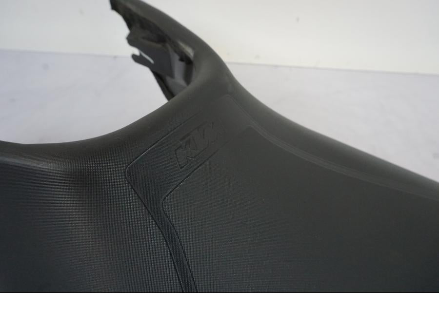 Vänster sida på Sadel från en KTM 125 Duke -2017 motorcykel.