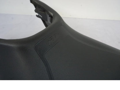 Vänster sida på Sadel från en KTM 125 Duke -2017 motorcykel.