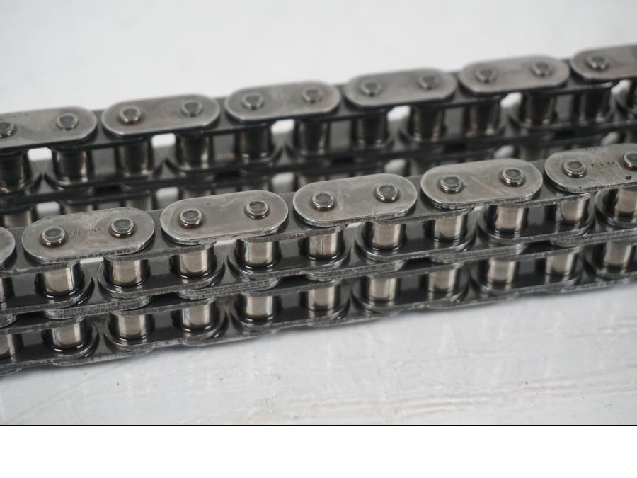 Snett uppifrån på Kedja från en H-D Softail Standard FXST -2001 motorcykel.