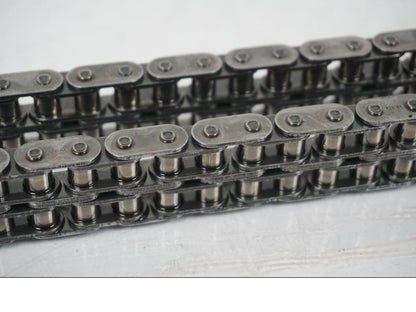 Snett uppifrån på Kedja från en H-D Softail Standard FXST -2001 motorcykel.