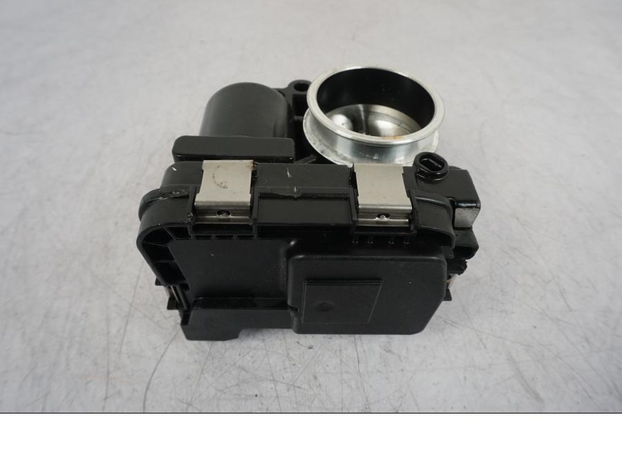 Vänster sida på Spjällhus från en BMW R 1250 GS -2023 motorcykel.