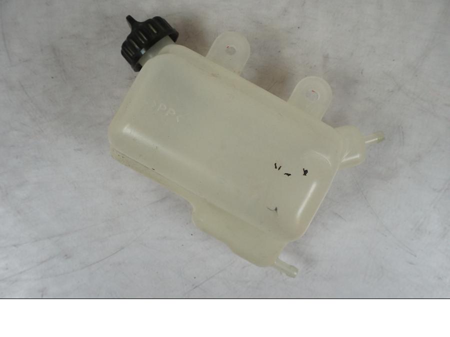 Framsidan på Vattenexpansionskärl från en Kawasaki Z 900 -2019 motorcykel.