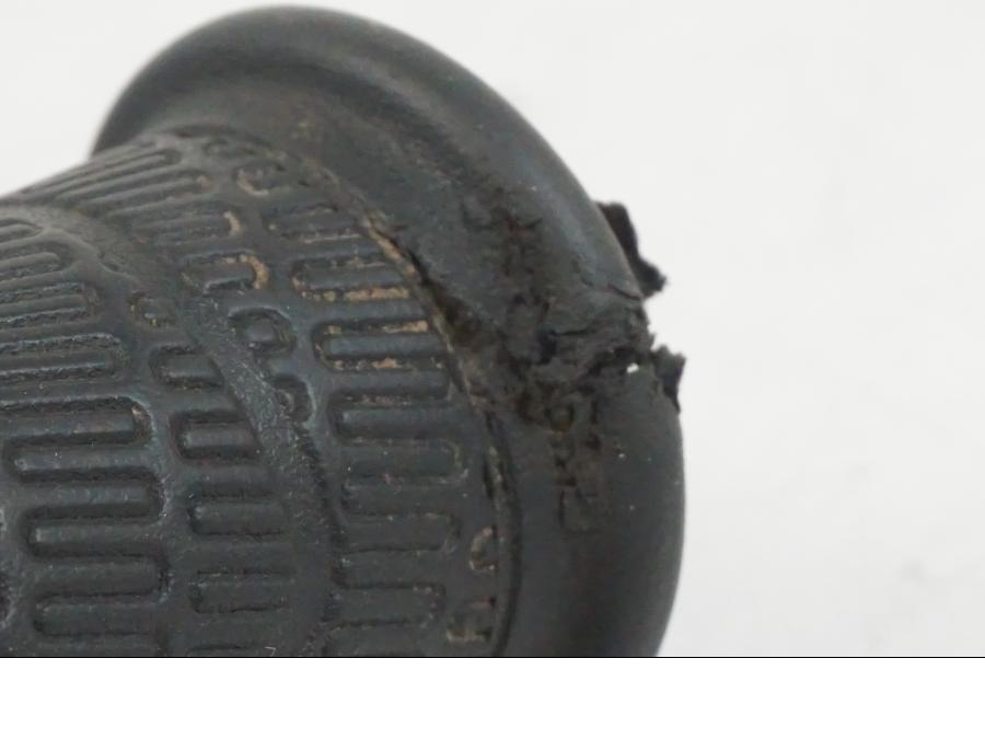 Baksidan på Gummihandtag från en KTM 1290 Super Duke R -2022 motorcykel.