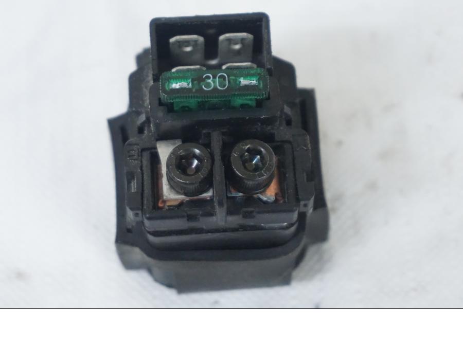 Framsidan på Startrelä från en Kawasaki ER-6N -2006 motorcykel.