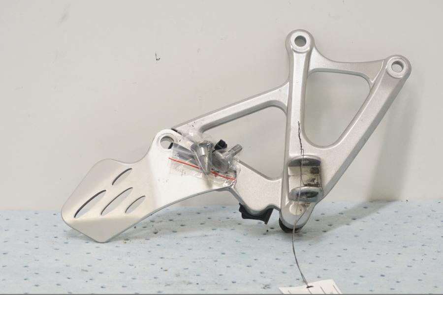 Framsidan på Fotpinnefäste från en Yamaha YZF 1000 R1 -2010 motorcykel.