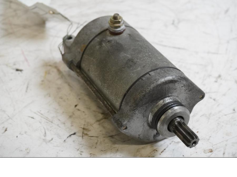 Framsidan på Startmotor från en Honda CBR 900 RR -1997 motorcykel.