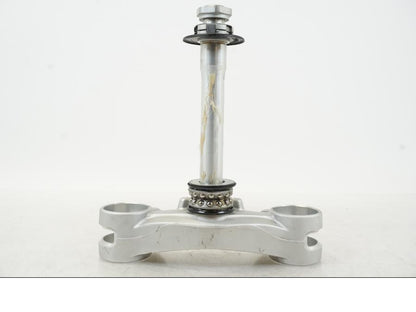 Framsidan på Gaffelkrona från en Triumph Speed Triple -2021 motorcykel.