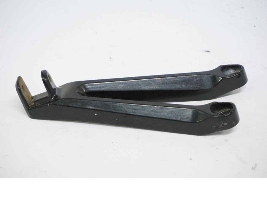 Snett nerifrån på Fotpinnefäste från en Honda CBR 1000 RR -2006 motorcykel.