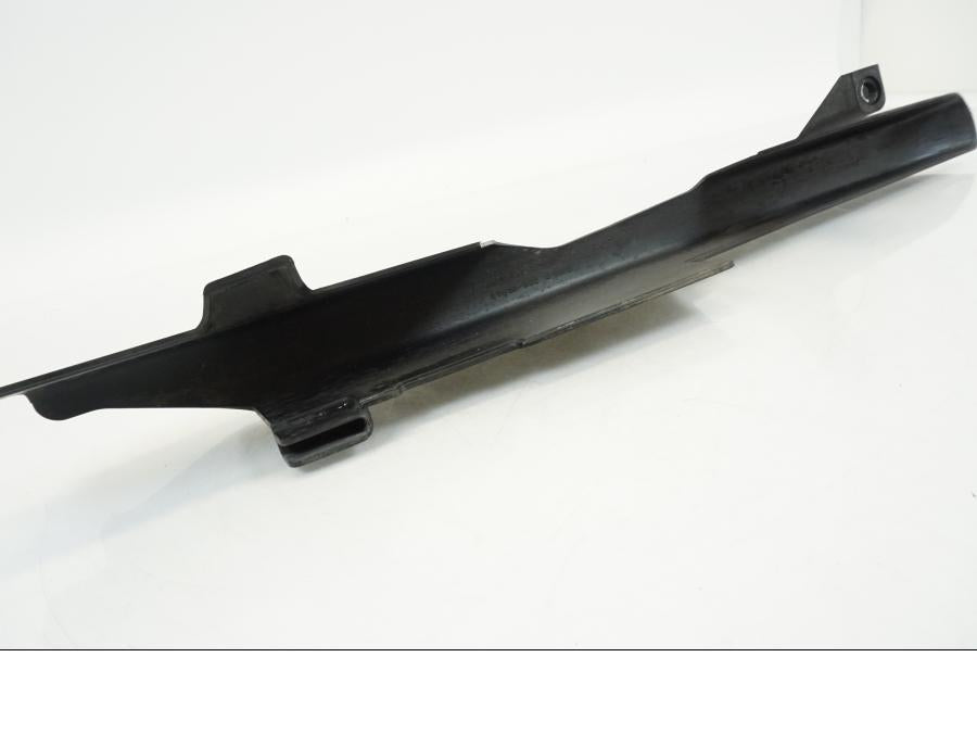 Snett nerifrån på Kedjeskydd från en Honda XL 1000 V -1999 motorcykel.